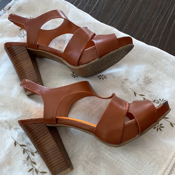 Kenneth Cole reaction 4 1/4”heel in brown and orange with platform front. - Picture 5 of 13